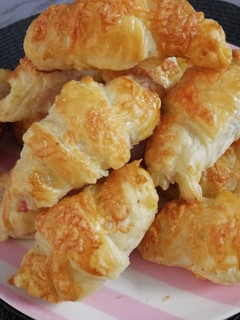 Gyors vendégváró töltött kiflik/leveles tésztából recept fotója