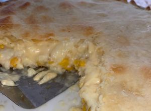 Una foto de Tarta de Choclo, Salsa Blanca y Queso Cremoso fácil