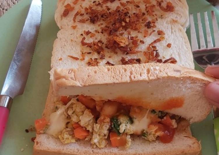 Sandwich roti gandum isi orak arik telur