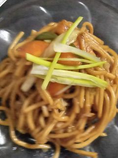 વેજ હક્કા નુડલ્સ (Veg Hakka Noodles Recipe In Gujarati) રેસીપી મુખ્ય ફોટો