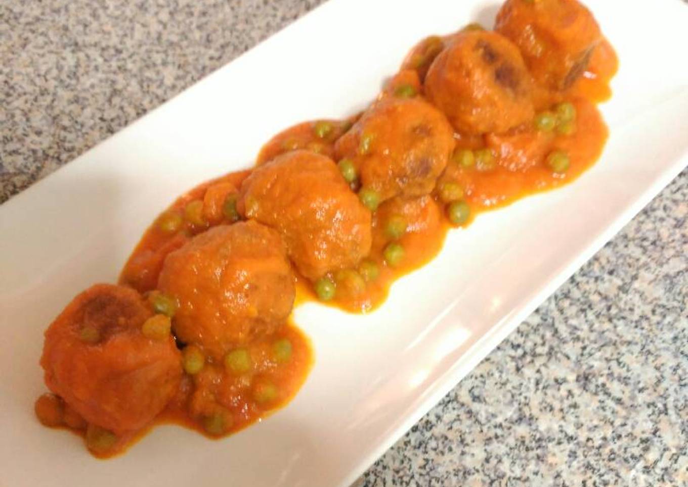 Albóndigas de pollo y pavo en salsa de tomate con guisantes