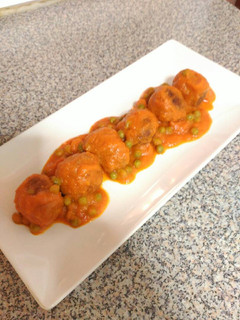 Una foto de Albóndigas de pollo y pavo en salsa de tomate con guisantes