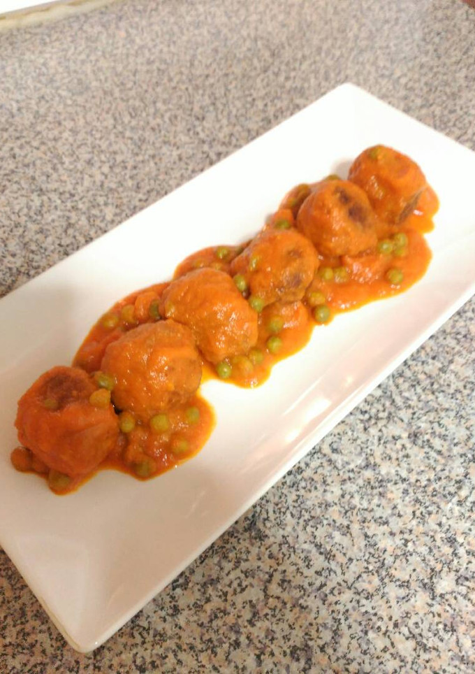 Una foto de Albóndigas de pollo y pavo en salsa de tomate con guisantes