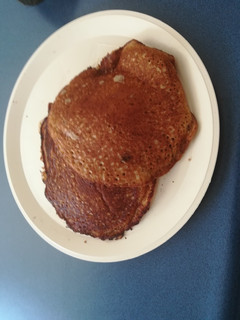 Una foto de Hot cakes de manzana y canela
