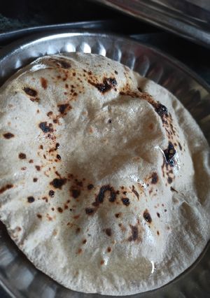 अजवाइन की रोटी (Ajwain ki roti recipe in Hindi) रेसिपी मुख्य फोटो