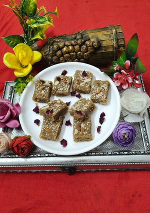 चूरमा तिल बर्फी (लेफ्ट ओवर रोटी और रसगुल्ले की चाशनी से) रेसिपी मुख्य फोटो