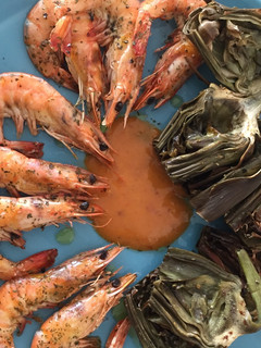Una foto de Langostinos con alcachofas al horno