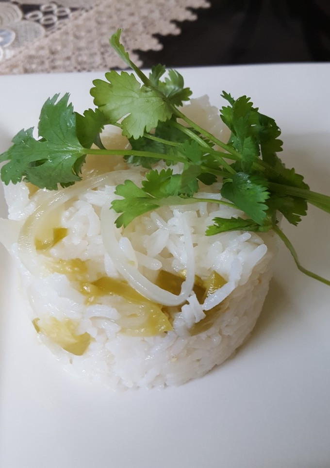 Una foto de Arroz blanco con tomatillos