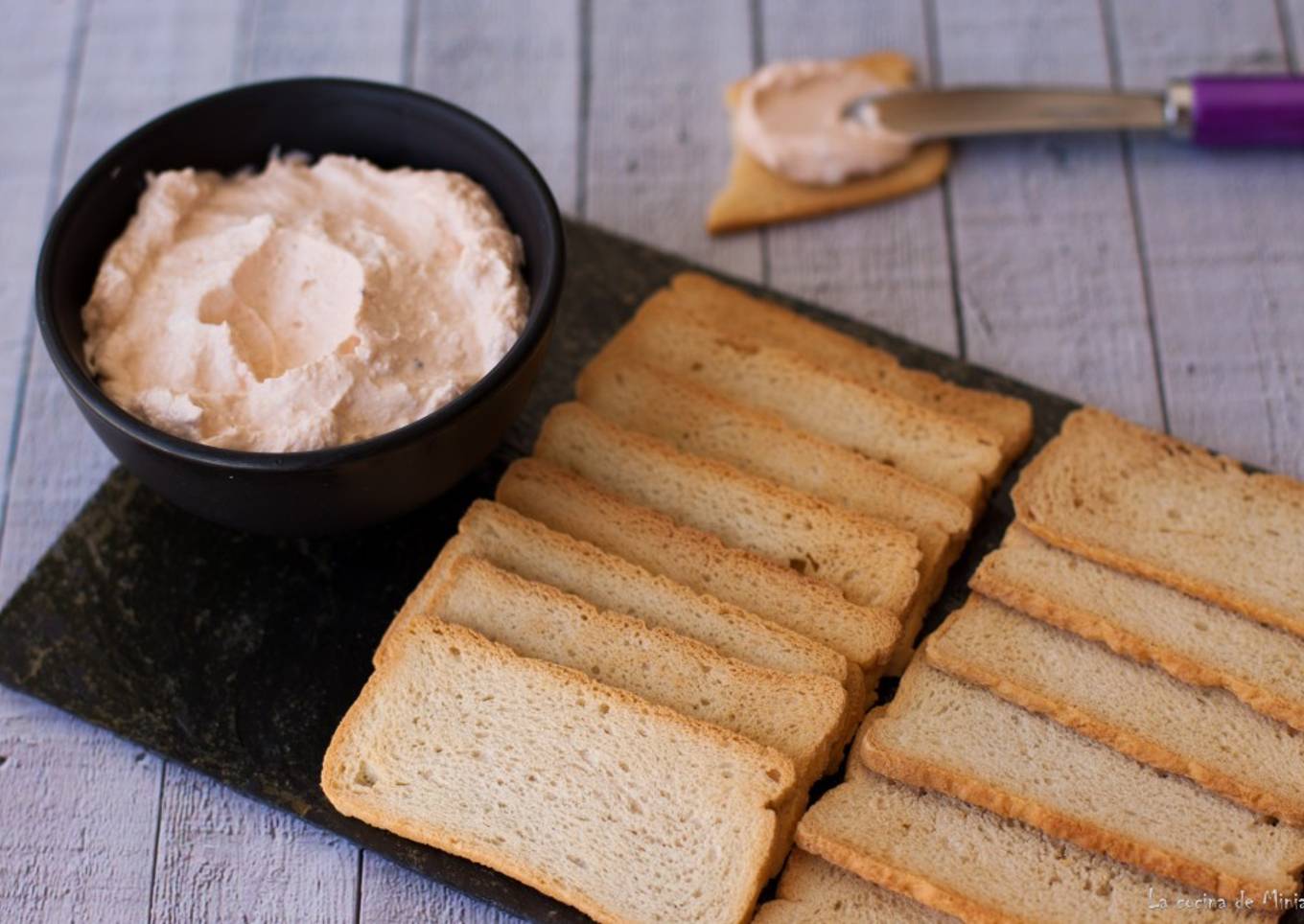 Paté de anchoas, queso y tomate