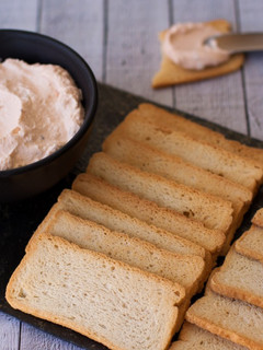 Una foto de Paté de anchoas, queso y tomate