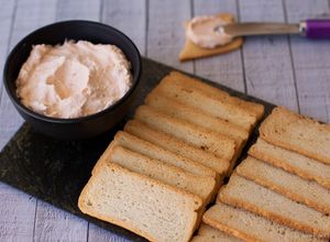 Una foto de Paté de anchoas, queso y tomate