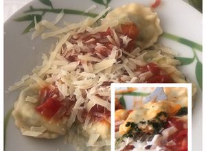 Una foto de Raviolis de ricotta y espinaca con salsa amatriciana