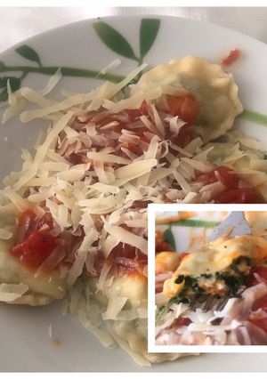 Una foto de Raviolis de ricotta y espinaca con salsa amatriciana