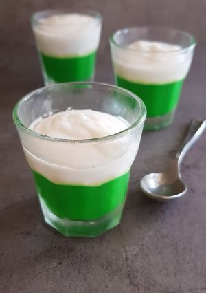 A picture of Coconut Custard & Pandan Layer (Tepung Pelita).