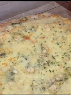 Una foto de Pizza 🍕 4 quesos 🧀