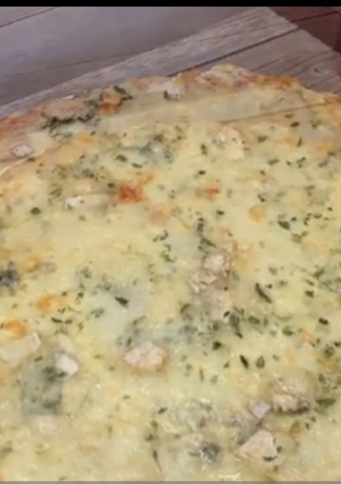 Una foto de Pizza 🍕 4 quesos 🧀