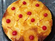 Una foto de postre de piña cn caramelo