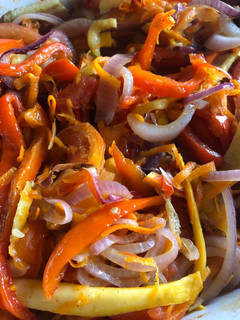 Una foto de Ensalada de vegetales al horno 🧅🍅