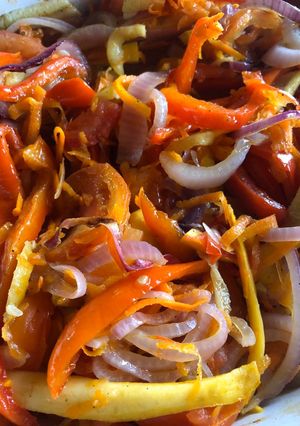 Una foto de Ensalada de vegetales al horno 🧅🍅