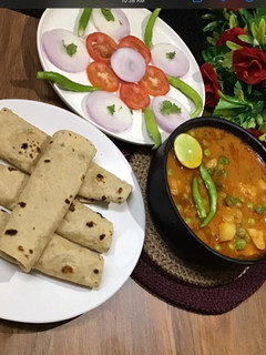 લીલા વટાણા વીથ આલુ સબજી (Lila Vatana Aloo Sabji Recpe In Gujarati) રેસીપી મુખ્ય ફોટો