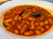 Una foto de fabes con tomate