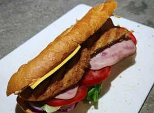 Una foto de Sándwich de Pollo Empanizado