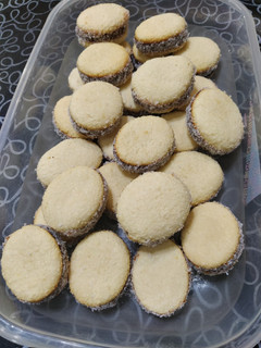 Una foto de Alfajores de coco sin gluten riquísimos!!!!😃