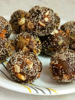 અખરોટ ખજૂર બોલ્સ (Walnuts Khajur Balls Recipe in Gujarati) રેસીપી મુખ્ય ફોટો