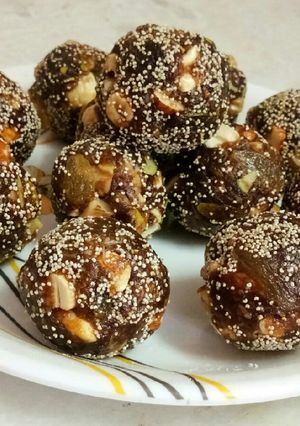 અખરોટ ખજૂર બોલ્સ (Walnuts Khajur Balls Recipe in Gujarati) રેસીપી મુખ્ય ફોટો