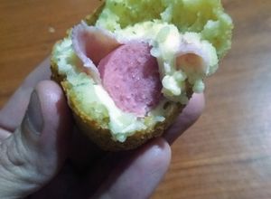Una foto de Salchichas envueltas en puré de papas