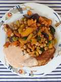 Süßkartoffeln-Kichererbsen-Gemüse mit Harissa Hähnchen mit Ajvar-Dip
