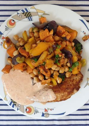 Süßkartoffeln-Kichererbsen-Gemüse mit Harissa Hähnchen mit Ajvar-Dip Rezepthauptbild