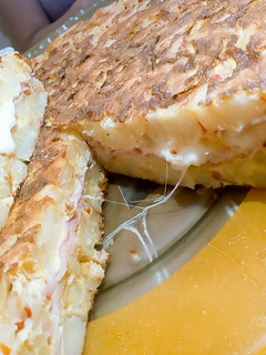 Una foto de Tortilla de papa rellena con jamón y queso