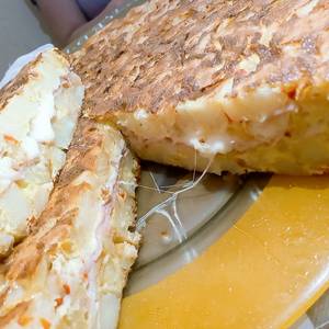Tortilla de papa rellena con jamón y queso