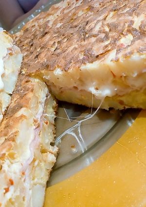 Una foto de Tortilla de papa rellena con jamón y queso