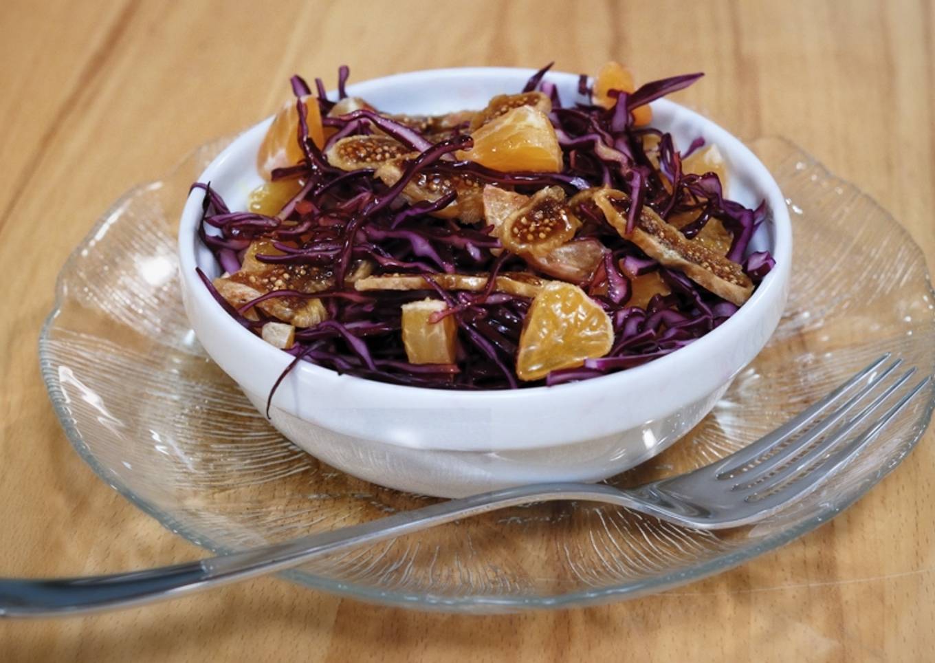Red cabbage salad with clementines and dried figs