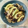 Tagliatelle de boletus trufado con shiitake y aguacate frito
