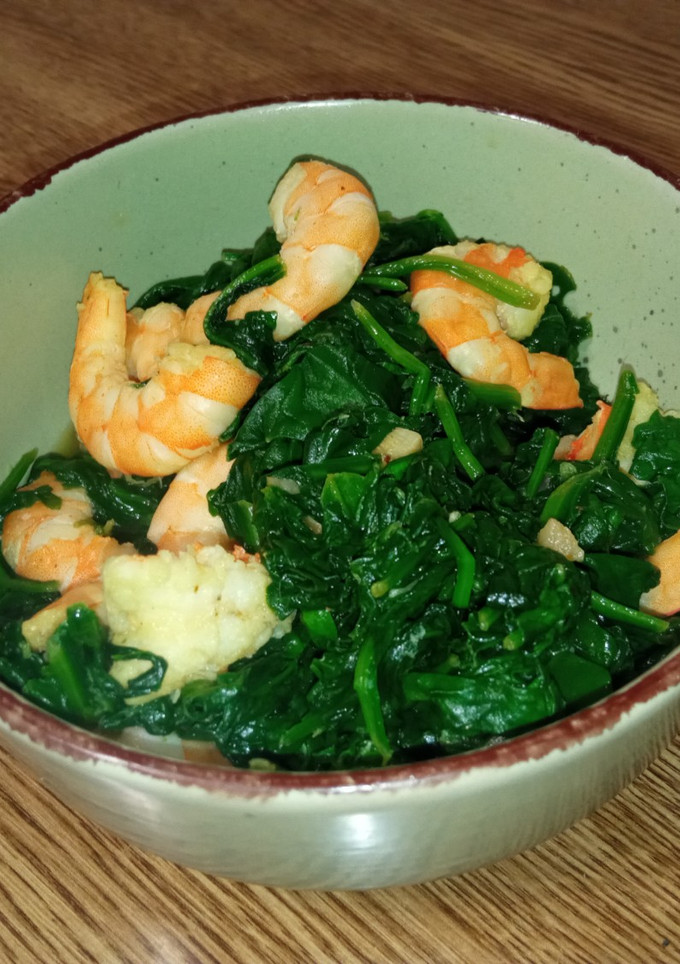 Una foto de Espinacas con langostinos