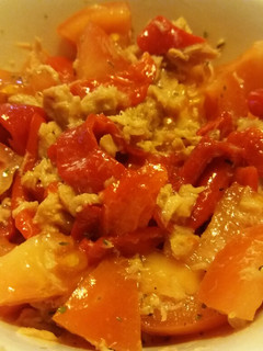 Una foto de Ensalada de tomate, atún y pimientos del piquillo