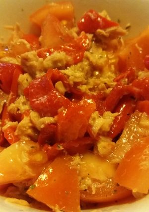 Una foto de Ensalada de tomate, atún y pimientos del piquillo