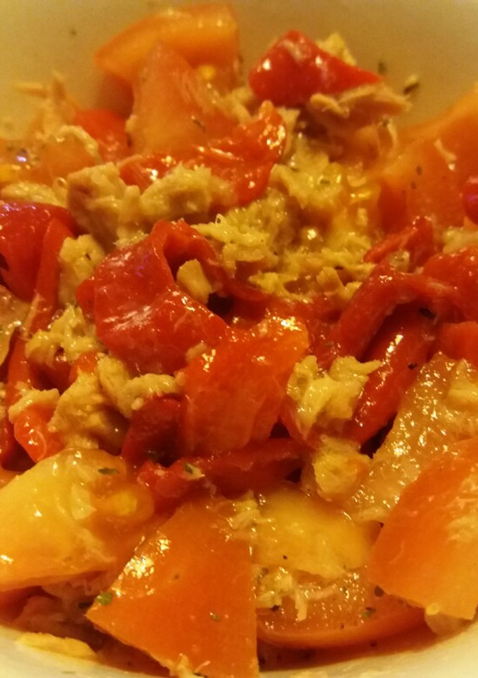 Una foto de Ensalada de tomate, atún y pimientos del piquillo