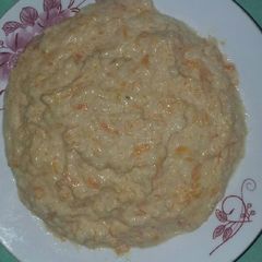 A picture of Rice porridge with carrots.