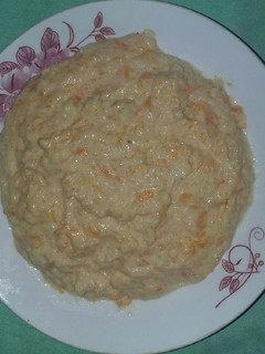 A picture of Rice porridge with carrots.