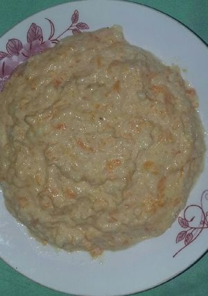 A picture of Rice porridge with carrots.