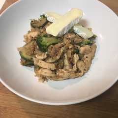 Una foto de Quinoa con revuelto de verduras y pollo