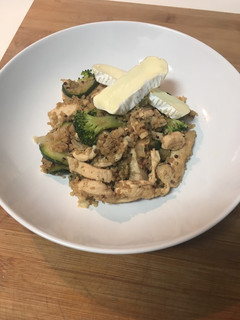 Una foto de Quinoa con revuelto de verduras y pollo
