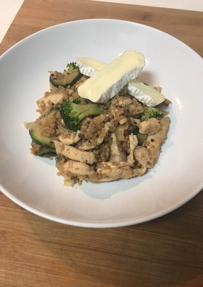 Una foto de Quinoa con revuelto de verduras y pollo