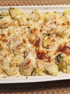 Una foto de Gratinado de brócoli y coliflor con salsa cremosa de cebolla y queso
