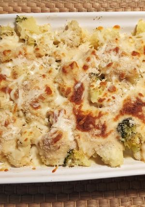 Una foto de Gratinado de brócoli y coliflor con salsa cremosa de cebolla y queso