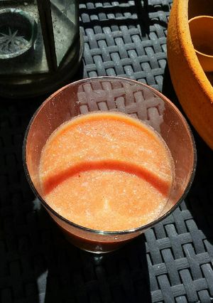 Una foto de Batido de fresa, coco, manzana y jengibre